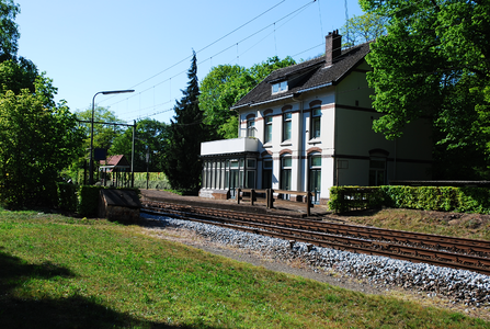 900099 Gezicht op het in 1998 gesloten N.S.-station Soestduinen (De Beaufortlaan 1) te Soest.